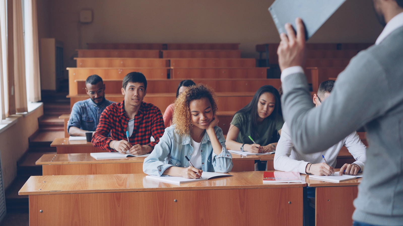 Students listen to a lecture in a classroom.